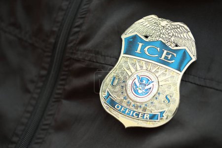 Foto de KYIV, UCRANIA - 9 DE MARZO DE 2024 US ICE badge on black jacket uniform close up - Imagen libre de derechos