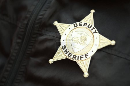 Foto de KYIV, UCRANIA - 9 DE MARZO DE 2024 Insignia del sheriff adjunto en uniforme de chaqueta negra de cerca - Imagen libre de derechos