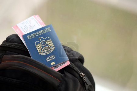 Reisepass der Vereinigten Arabischen Emirate mit Flugtickets im Touristenrucksack aus nächster Nähe. Tourismus- und Reisekonzept