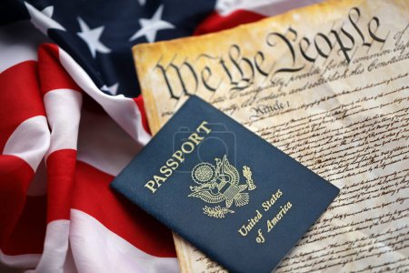 Präambel zur Verfassung der Vereinigten Staaten mit Pass und amerikanischer Flagge. Altes gelbes Papier mit Wir-das-Volk-Text