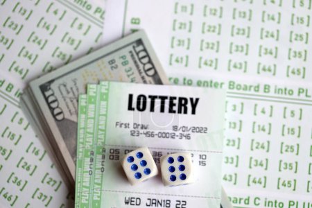 Billetes de lotería verde y billetes de dinero estadounidenses en blanco con números para jugar a la lotería de cerca