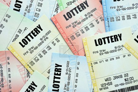 Muchos billetes de lotería en billetes en blanco con números para jugar a la lotería de cerca