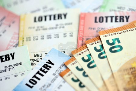 Viele Lotterielose und Euro-Scheine auf Blankoscheinen mit Zahlen zum Lotteriespiel aus nächster Nähe