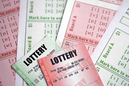 Téléchargez les photos : Billets de loterie verts et rouges sur les billets en blanc avec des numéros pour jouer à la loterie fermer - en image libre de droit