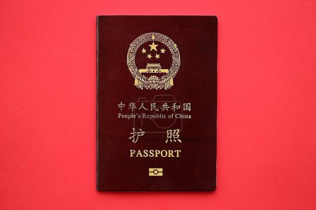 Téléchargez les photos : Passeport rouge de la République populaire de Chine. Chine passeport chinois sur fond lumineux fermer - en image libre de droit