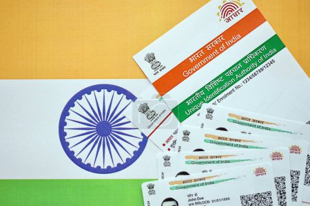 Tarjeta india Aadhaar de la Autoridad Única de Identificación de la India en bandera india de cerca
