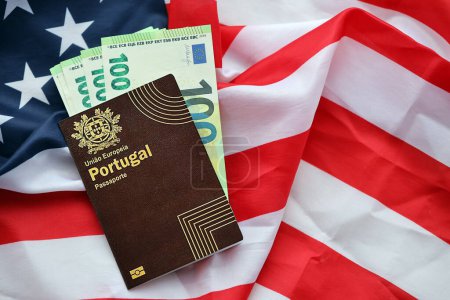 Passeport rouge du Portugal de l'Union européenne et de l'argent sur fond de drapeau national des États-Unis fermer. Tourisme et diplomatie concept