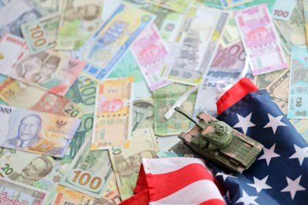 Panzer auf der Flagge der Vereinigten Staaten auf vielen Banknoten verschiedener Währungen. Hintergrund der Kriegsfinanzierung und des Preises für militärische Unterstützung der Vereinigten Staaten von Amerika