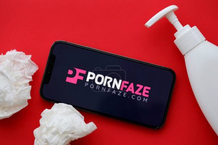 Foto de KYIV, UCRANIA - 23 de enero de 2024 PornFaze logotipo del sitio web de contenido para adultos en la pantalla del teléfono inteligente iPhone 12 Pro - Imagen libre de derechos