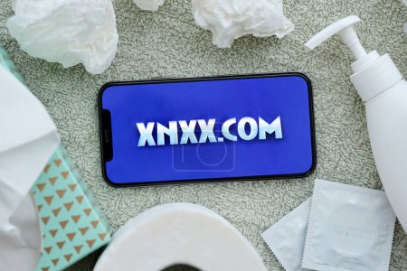 Foto de KYIV, UCRANIA - 23 de enero de 2024 XNXX logotipo del sitio web de contenido para adultos en la pantalla del teléfono inteligente iPhone 12 Pro - Imagen libre de derechos