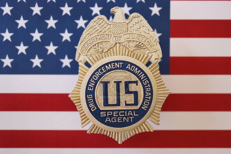 Téléchargez les photos : KYIV, UKRAINE - 9 MARS 2024 US DEA Insigne d'agent spécial sur le drapeau des États-Unis d'Amérique gros plan - en image libre de droit