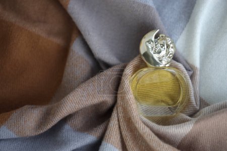 Foto de KYIV, UCRANIA - 31 DE OCTUBRE DE 2023 Frasco de perfume de Soir de Lune by Sisley Paris, una empresa francesa de cosméticos de lujo, cuidado de la piel, cuidado del cabello y perfumes - Imagen libre de derechos
