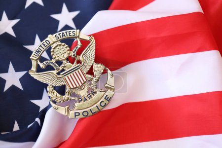 Foto de KYIV, UCRANIA - 9 de marzo de 2024 US United States Park Police badge on United States of America flag close up - Imagen libre de derechos