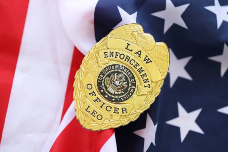 Foto de KYIV, UCRANIA - 9 de marzo de 2024 US Law Enforcement Officer badge on United States of America flag close up - Imagen libre de derechos