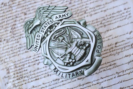 Foto de KYIV, UCRANIA - 9 de marzo de 2024 US Army Military Police badge on United States Constitution close up - Imagen libre de derechos