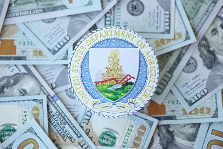 Foto de KYIV, UCRANIA - 9 de marzo de 2024 Departamento de Agricultura de Estados Unidos sella muchos billetes de cien dólares - Imagen libre de derechos