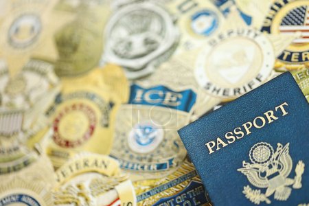 Téléchargez les photos : KYIV, UKRAINE - 9 MARS 2024 Passeport américain sur les insignes de différents services de police des États-Unis imprimés sur papier gros plan - en image libre de droit