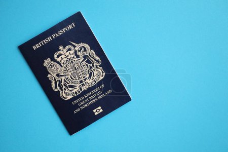 Passeport britannique bleu sur fond bleu de près. Concept de tourisme et de citoyenneté