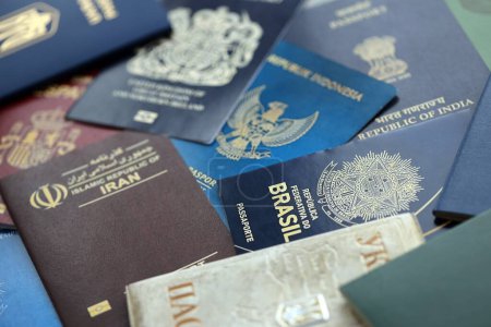 De nombreux passeports de citoyens de différents pays et régions du monde se rapprochent