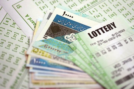 Billetes de lotería verde y billetes de dinero iraníes en blanco con números para jugar a la lotería de cerca