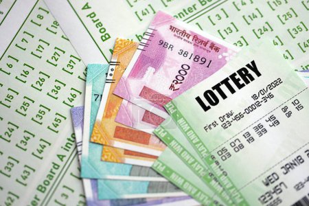 Billetes de lotería verde y billetes de dinero de rupias indias en blanco con números para jugar a la lotería de cerca