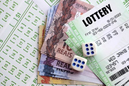 Grüne Lotterielose und brasilianische Reals Geldscheine auf Blanko mit Zahlen für Lotterie aus nächster Nähe
