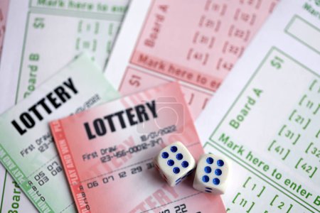 Grüne und rote Lotterielose mit Würfeln auf leeren Scheinen mit Zahlen zum Lotteriespiel aus nächster Nähe