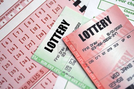 Grüne und rote Lotterielose auf leeren Scheinen mit Zahlen zum Lotteriespiel aus nächster Nähe