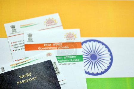 Indische Aadhaar-Karte von Unique Identification Authority of India und Reisepass auf indischer Flagge aus nächster Nähe