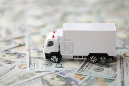 Lieferwagen auf Hundert-Dollar-Scheinen. Hintergrund des Umzugs- oder LKW-Konzepts hautnah