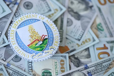 Foto de KYIV, UCRANIA - 9 de marzo de 2024 Departamento de Agricultura de Estados Unidos sella muchos billetes de cien dólares - Imagen libre de derechos