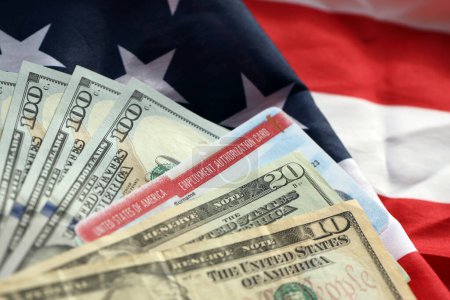 Tarjeta de Autorización de Empleo Estados Unidos de América Permiso de Trabajo y billetes de dólar en banderas plegadas