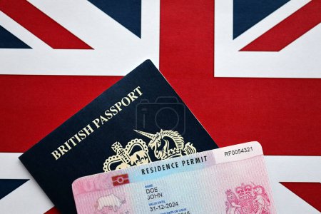 Aufenthaltsgenehmigung BRP-Karte und britischer Pass des Vereinigten Königreichs auf Union Jack-Flagge aus nächster Nähe