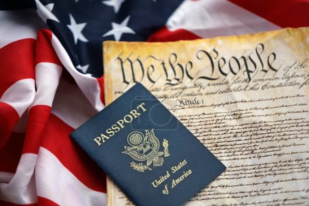 Foto de Preámbulo a la Constitución de los Estados Unidos con pasaporte y bandera americana. Antiguo papel amarillo con texto We The People - Imagen libre de derechos