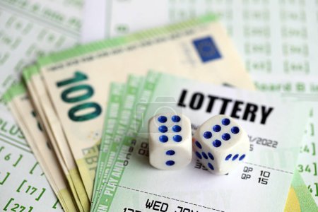 Téléchargez les photos : Billets de loterie verts et billets en euros à blanc avec des numéros pour jouer à la loterie fermer - en image libre de droit