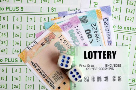 Grüne Lotterielose und indische Rupien Geldscheine auf blankem Papier mit Zahlen zum Lotteriespiel aus nächster Nähe