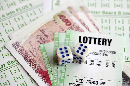 Billetes de lotería verde y billetes de Gran Bretaña libras en blanco con números para jugar a la lotería de cerca