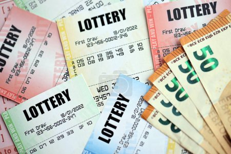 De nombreux billets de loterie et billets en euros sur les billets en blanc avec des numéros pour jouer à la loterie fermer