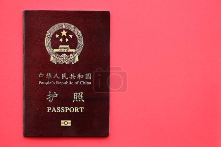 Passeport rouge de la République populaire de Chine. Chine passeport chinois sur fond lumineux fermer