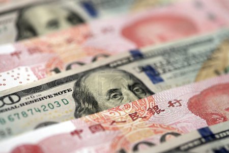 Viele Geldscheine der Volksrepublik China und der Vereinigten Staaten. Yuan und Dollar-Banknoten der Volksrepublik China schließen auf