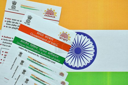 Tarjeta india Aadhaar de la Autoridad Única de Identificación de la India en bandera india de cerca