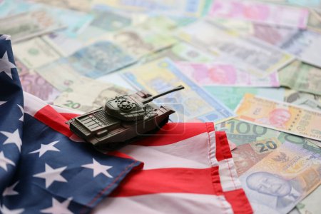Tanque en la bandera de los Estados Unidos en muchos billetes de diferentes monedas. Antecedentes de financiación de la guerra y precio de apoyo militar para Estados Unidos de América