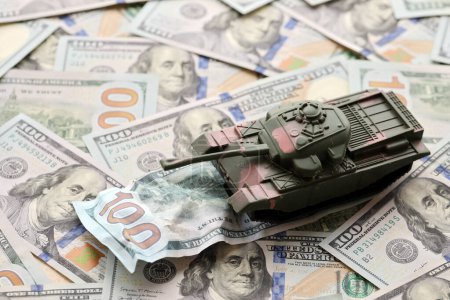Foto de Tanque en billetes de cien dólares arrugados. Antecedentes de financiación de la guerra y precio de apoyo militar para Estados Unidos de América - Imagen libre de derechos