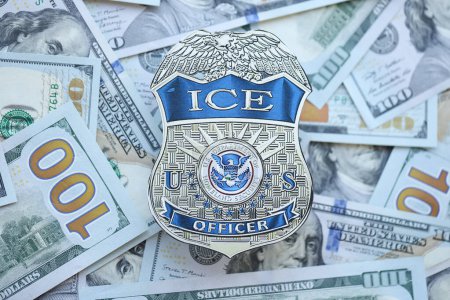 Foto de KYIV, UCRANIA - 9 de marzo de 2024 US ICE Insignia oficial en muchos billetes de cien dólares - Imagen libre de derechos