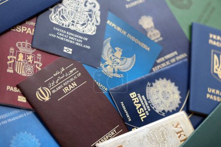 De nombreux passeports de citoyens de différents pays et régions du monde se rapprochent