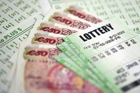 Grüne Lotterielose und Großbritannien Pfund Geldscheine auf Blanko mit Zahlen für Lotterie aus nächster Nähe