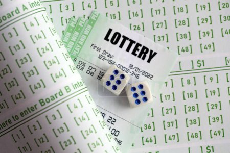 Téléchargez les photos : Billets de loterie et dés sur les billets en blanc avec des numéros pour jouer à la loterie fermer - en image libre de droit