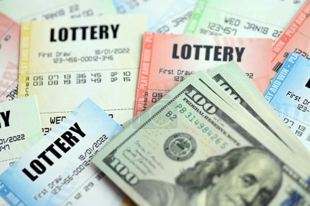 Muchos billetes de lotería y billetes de dólar en billetes en blanco con números para jugar a la lotería de cerca