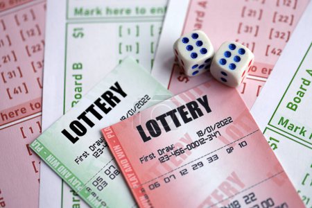 Grüne und rote Lotterielose mit Würfeln auf leeren Scheinen mit Zahlen zum Lotteriespiel aus nächster Nähe