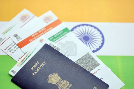 Tarjeta Aadhaar india de la Autoridad Única de Identificación de la India y Pasaporte en bandera india de cerca